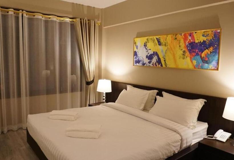 سوییت جونیور, Taris Art Hotel Phrae
