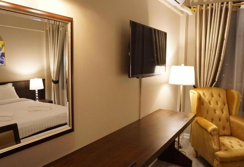 سوییت جونیور, Taris Art Hotel Phrae