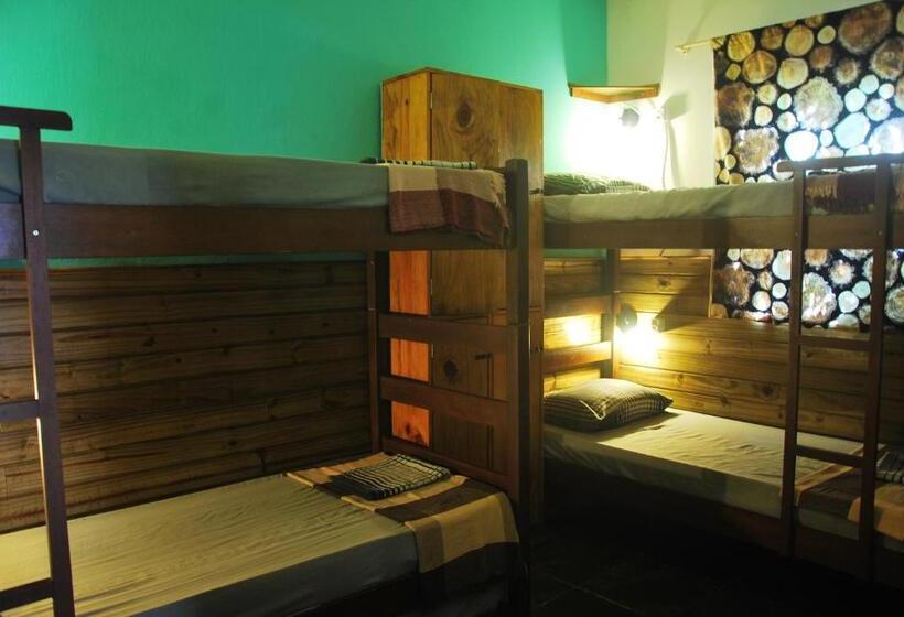 Кровать в Общей Комнате, Samblumba Hostel Trindade