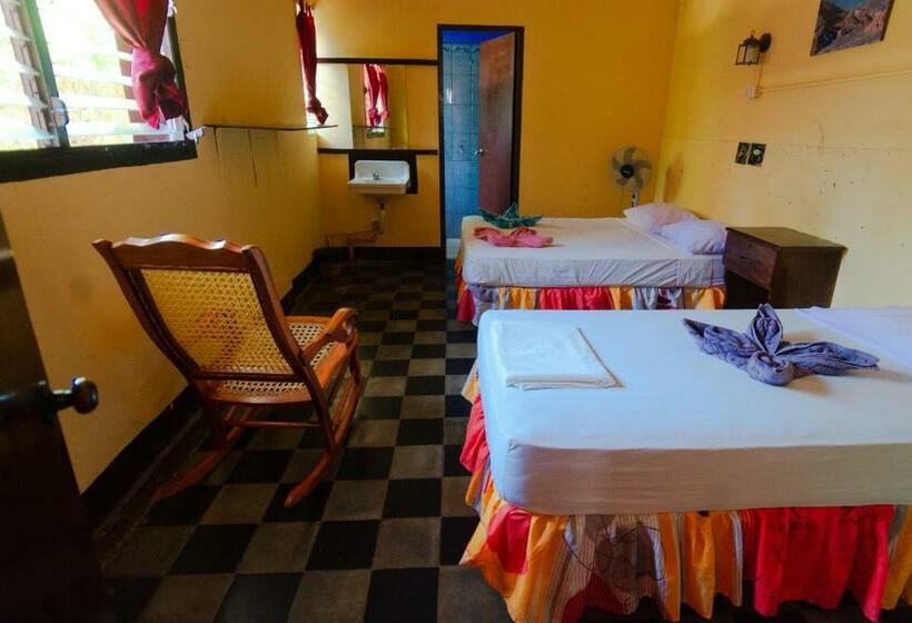 Трехместный Номер Комфорт, Hostal Lazybones