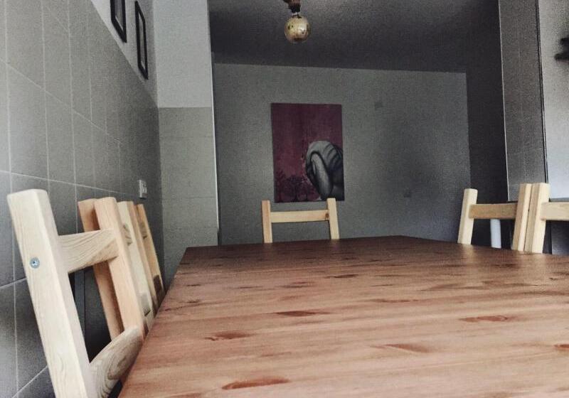 Номер Стандарт Трехместный, Hostal Ciempozuelos, Cerca Del Parque Warner Y Madrid