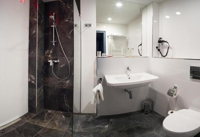 舒适三人间, Parkhotel Carlsbad Inn