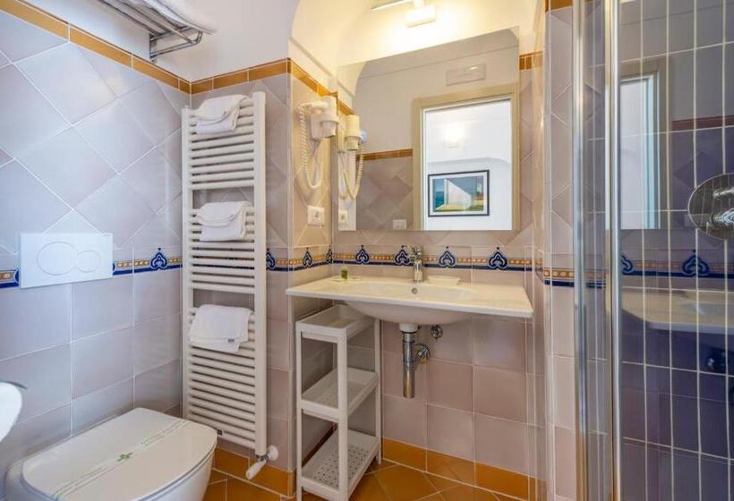 اتاق لوکس با بالکن و چشم‌انداز دریا, Albadamare Boutique
