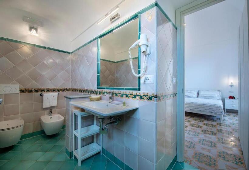 سوییت جونیور با بالکن, Albadamare Boutique