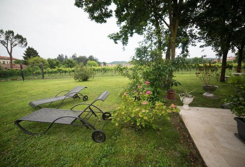 Трехместный Номер Стандарт Вид на Сад, Villa Franca In Franciacorta
