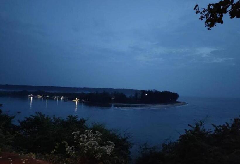豪华海景房带阳台, Hill Rock