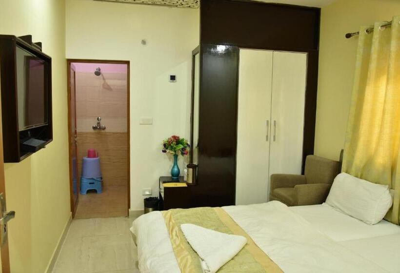Номер Deluxe, Sarweshwary