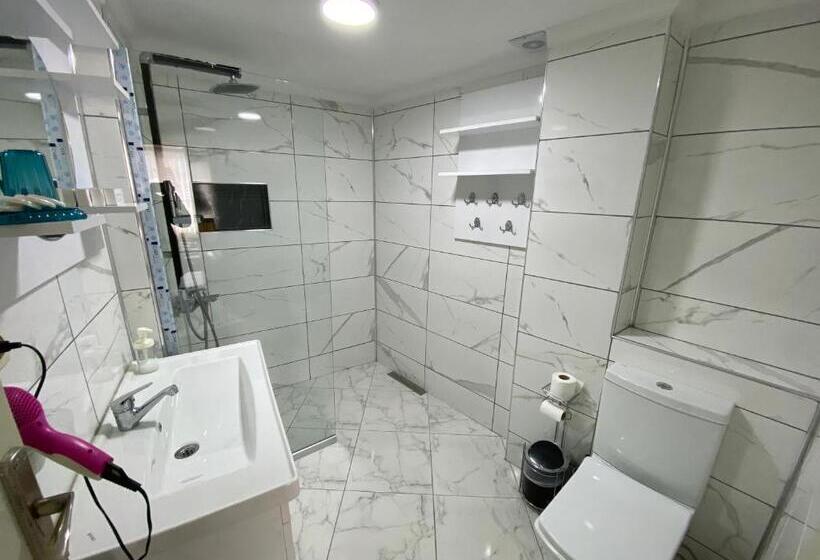 اتاق لوکس با چشم‌انداز دریا, Marina