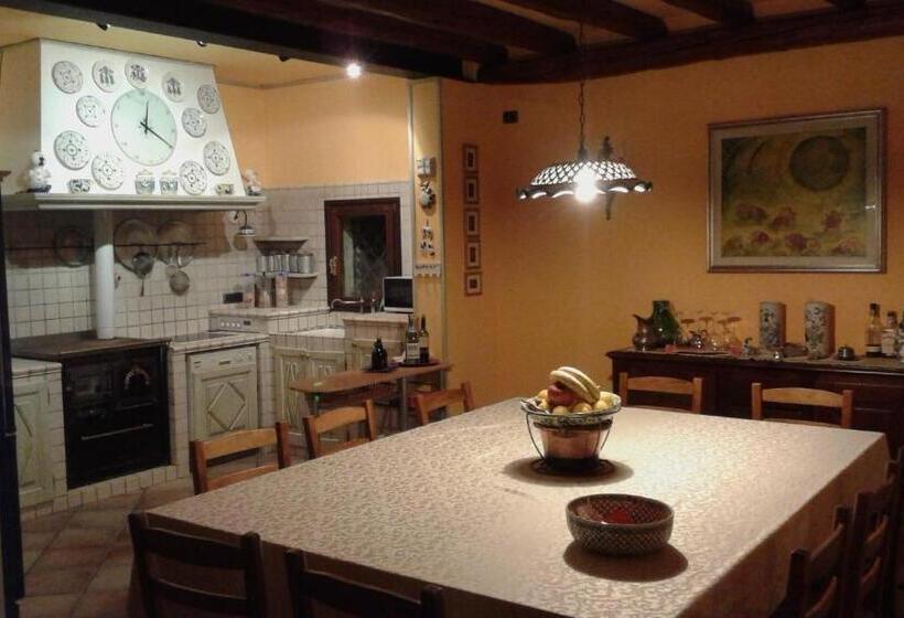 Camera Standard, Casa Degli Amici