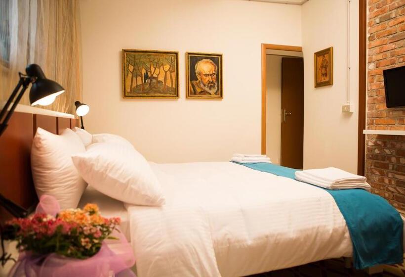 اتاق استاندارد, B&b Artistic Tirana