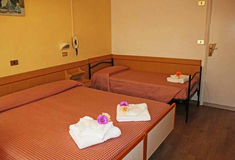 Номер Стандарт Трехместный, B&b Hotel Lina