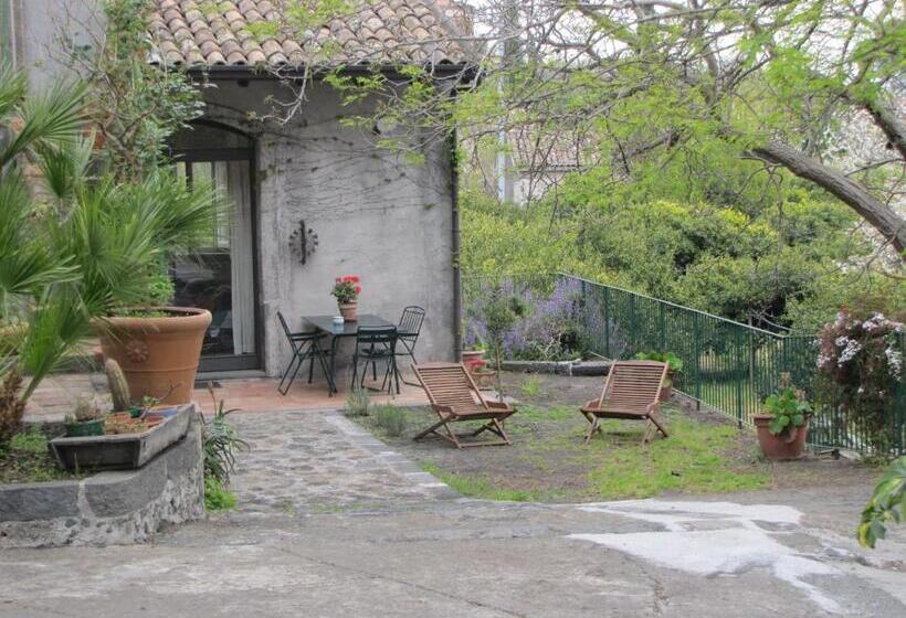 اتاق استاندارد سه تخته با چشم‌انداز باغ, B&b La Casa Di Pippinitto