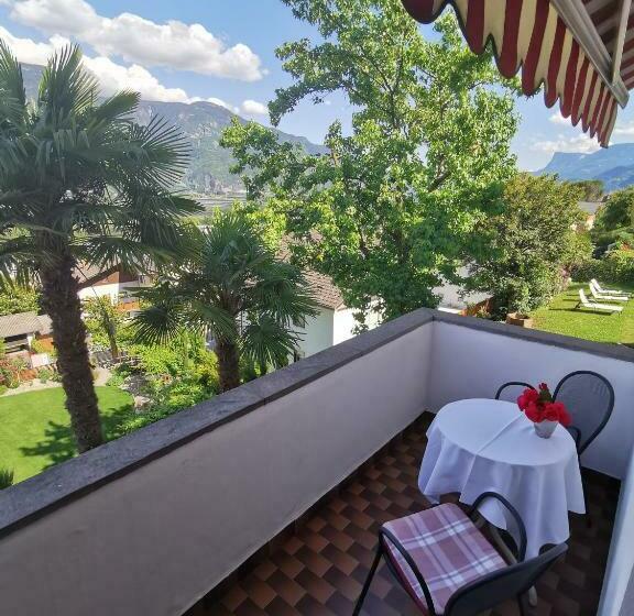 Номер Стандарт Индивидуальный с Балконом, Eden Guesthouse