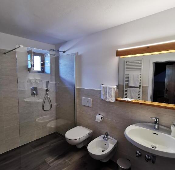 Трехместный Номер Стандарт с Балконом, Eden Guesthouse