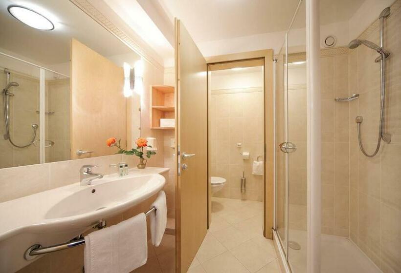 Номер Стандарт с Балконом, Family Hotel Gutenberg