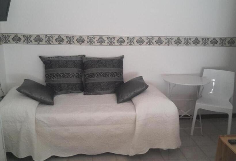 Quarto Triplo Estandar Banheiro Compartilhado, Su Planu