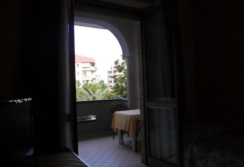 标准三人间, Naxos B&b