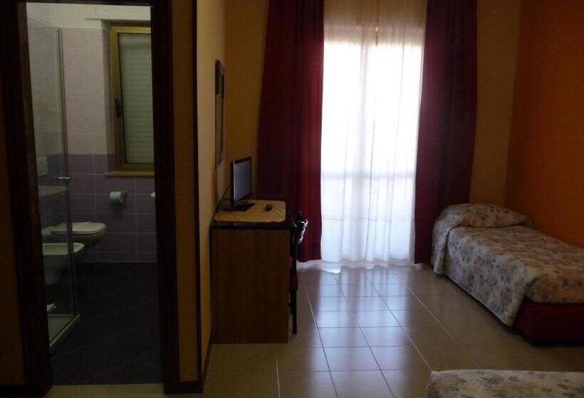 标准三人间, Naxos B&b