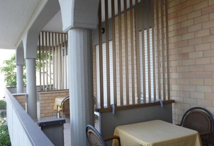 标准三人间, Naxos B&b