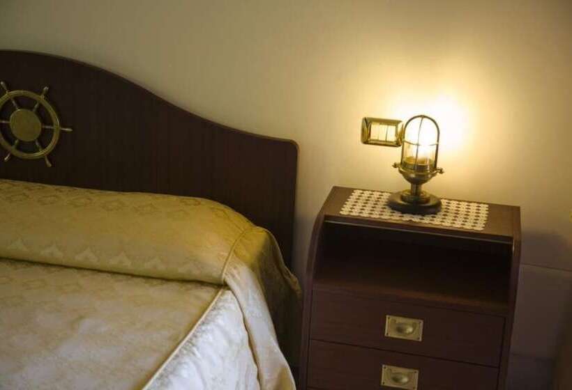 اتاق استاندارد چهار تخته, Le Cave