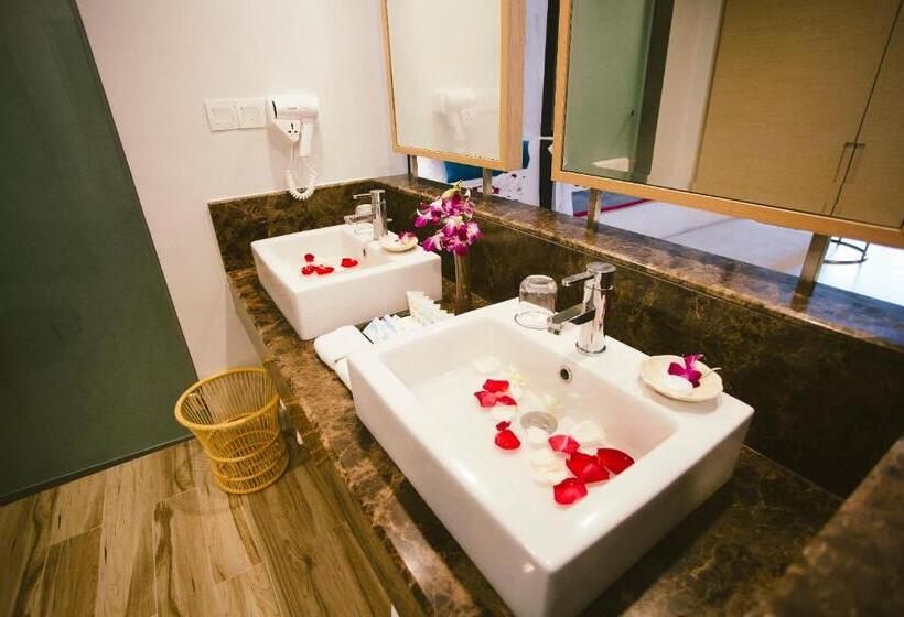 Номер Deluxe Вид на Бассейн, Sand & Sandals Desaru Beach Resort & Spa