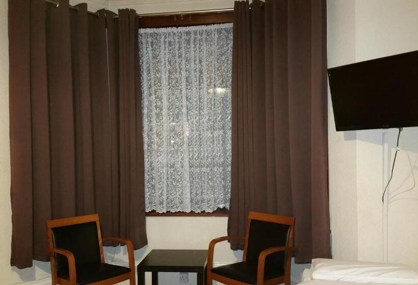 اتاق استاندارد سه تخته با سرویس بهداشتی مشترک, Best Inn