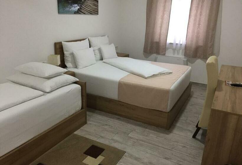 اتاق استاندارد سه نفره, Rekic