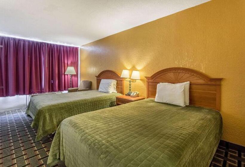 带2个双人床的标准工作室, Rodeway Inn Denmarkjackson