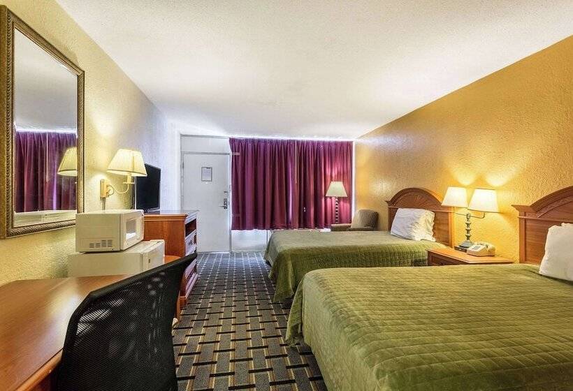 带2个双人床的标准工作室, Rodeway Inn Denmarkjackson
