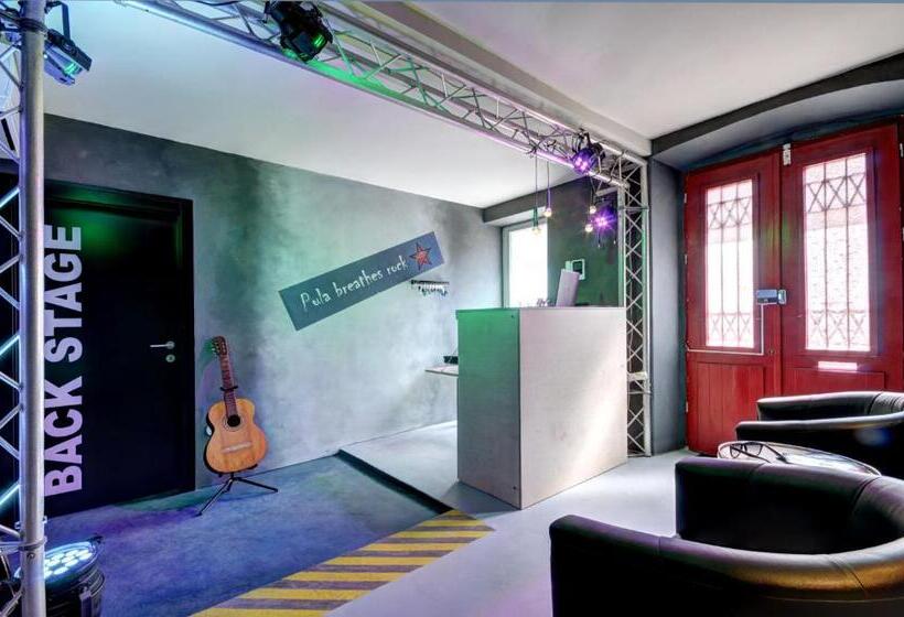 اتاق استاندارد سه نفره, Rock Rooms Pula