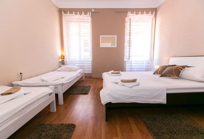 اتاق استاندارد چهارنفره با سرویس بهداشتی مشترک, Hostel Morcic