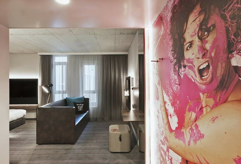 Семейный Номер, Moxy Frankfurt East