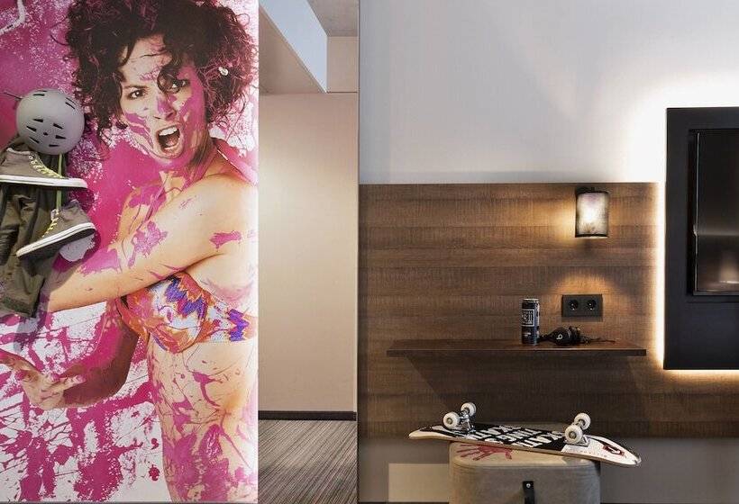 Семейный Номер, Moxy Frankfurt East