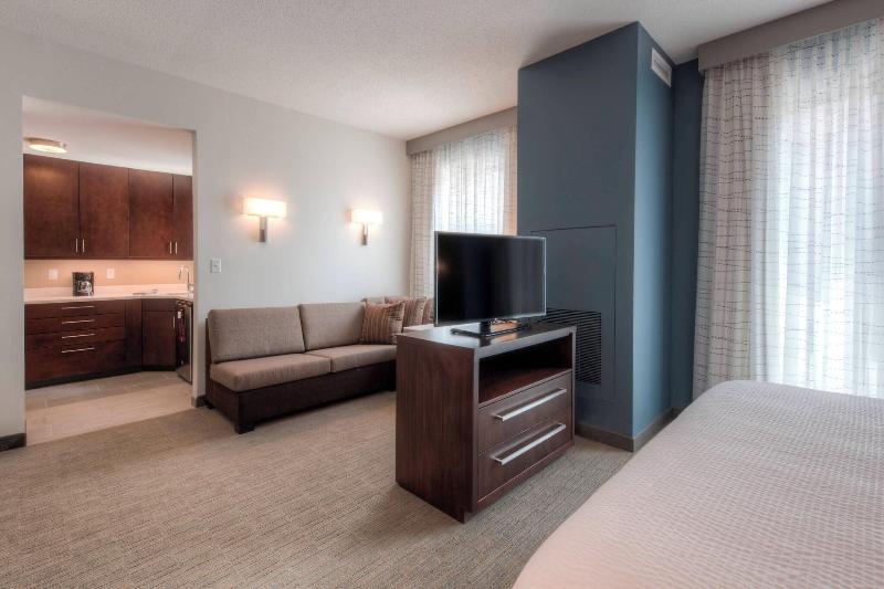 带大床的标准工作室, Residence Inn By Marriott Raleigh Downtown