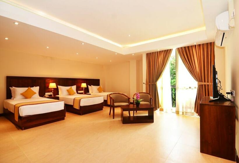 Трехместный Номер Deluxe, Grand 103