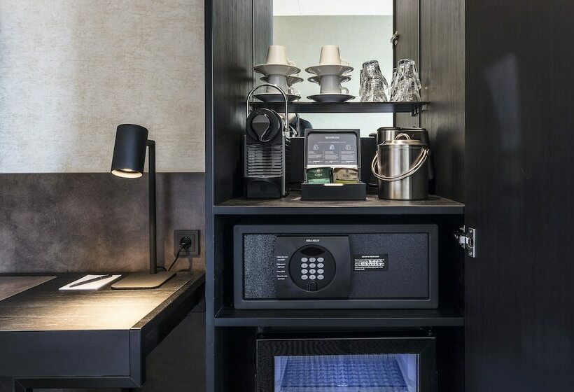 Superior Triple Room, Monet Garden Hotel Amsterdam