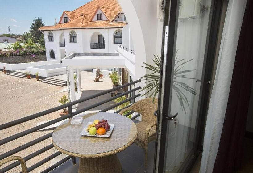 سوییت جونیور با بالکن, San Cristobal Boutique Hotel   Ivato Airport