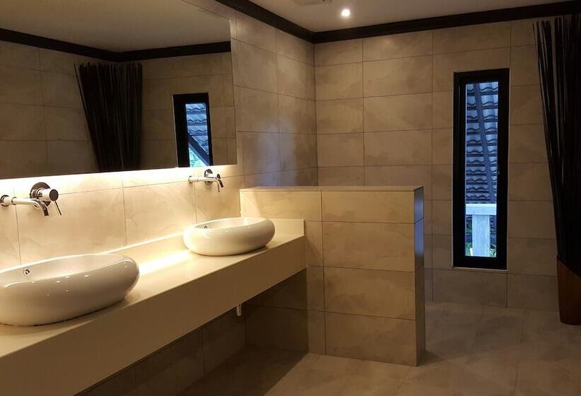 اتاق خانوادگی, Lot 33 Boutique