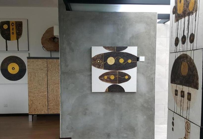 سوییت اجرایی, Lot 33 Boutique