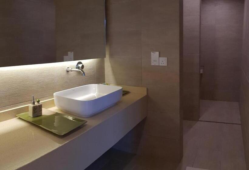 اتاق خانوادگی, Lot 33 Boutique