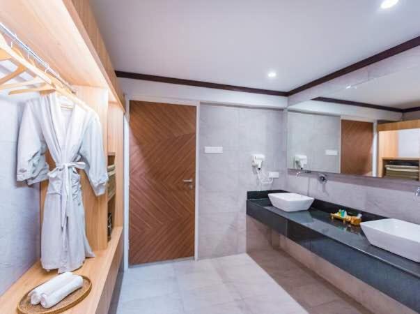 سوییت جونیور, Lot 33 Boutique