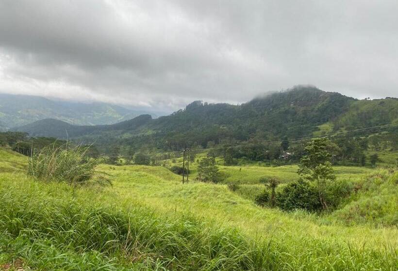 اتاق لوکس با بالکن, The Heaven's Villa Kandy