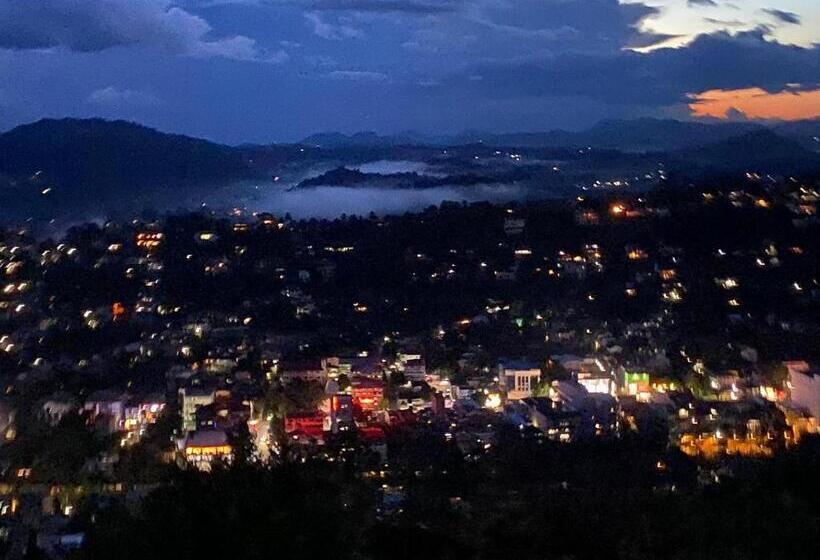 اتاق لوکس با بالکن, The Heaven's Villa Kandy