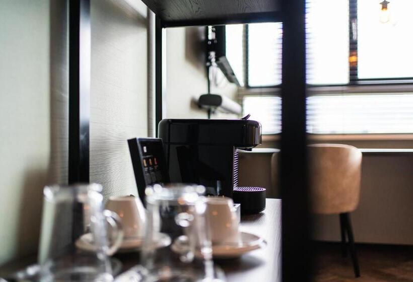 Номер Стандарт, Onderwijshotel De Rooi Pannen Eindhoven