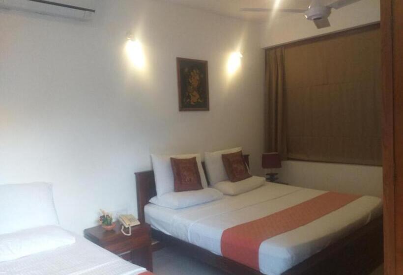 Economy Triple Room, De Mansion Hotels