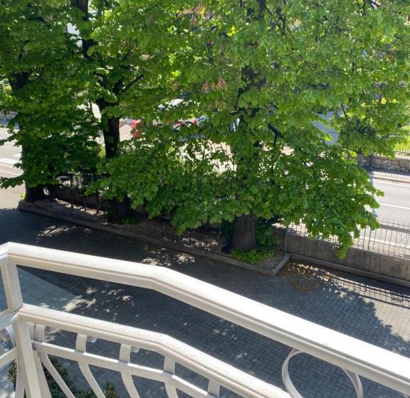 اتاق استاندارد با بالکن و چشم‌انداز باغ, Baia Dei Pini