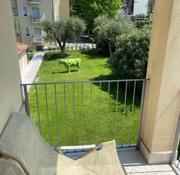 اتاق استاندارد با بالکن و چشم‌انداز باغ, Baia Dei Pini