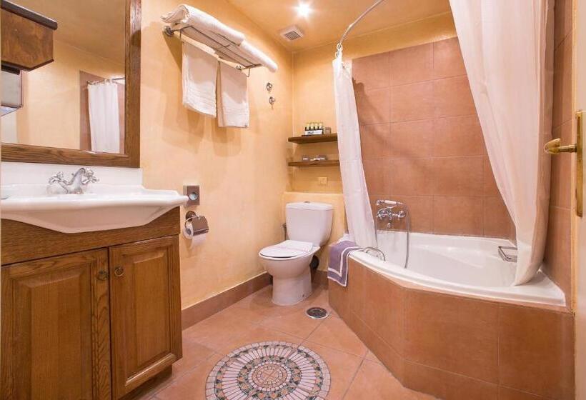 جناح مطلّ علي الجبل, Country Club Hotel & Suites