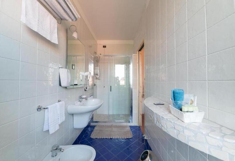 اتاق لوکس با چشم‌انداز دریاچه, Florence