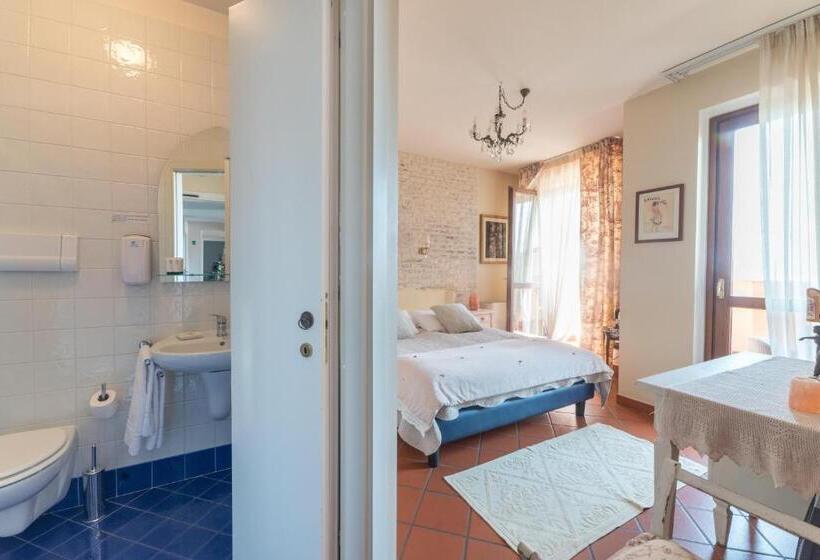 اتاق استاندارد با چشم‌انداز دریاچه, Florence